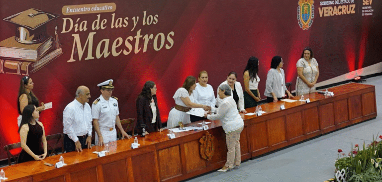 Veracruz honra al magisterio con más de 3 mil reconocimientos por décadas de servicio