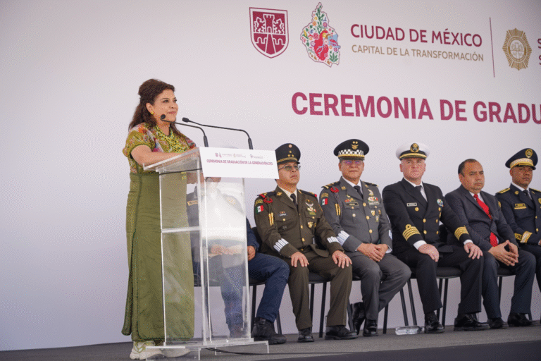 Clara Brugada anuncia aumento salarial a policías en graduación de Generación 293 de UNIPOL
