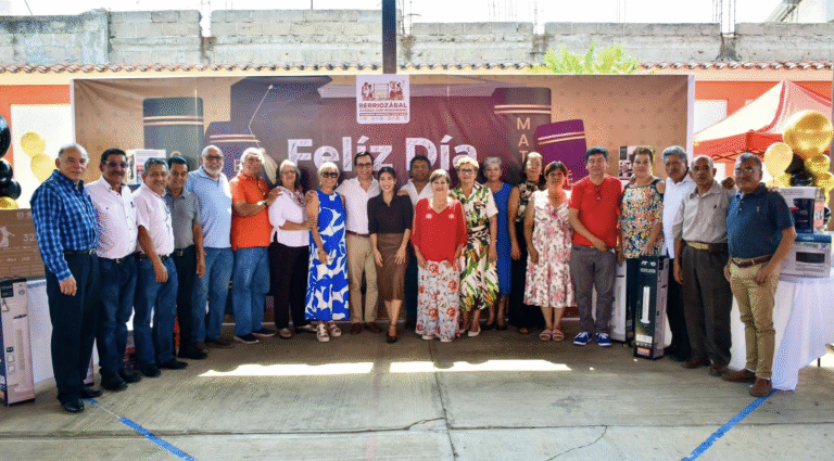 Celebran en Berriozábal a maestras y maestros con emotivo homenaje