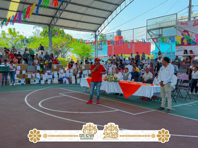 Eliseo Morales reconoce la labor docente en festejo regional del Día del Maestro en Izúcar