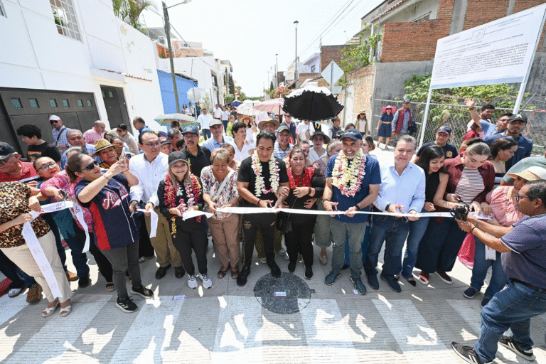 Cumplen compromiso en Laguitos y Continental: inauguran luminarias y calles rehabilitadas