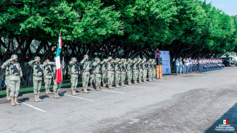 Juventud chiapaneca rinde honor a la Bandera en concurso de bandas de guerra en Tapachula