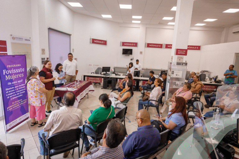 Entregan constancias de liquidación y cartas de beneficios a pensionados del FOVISSSTE en Coahuila