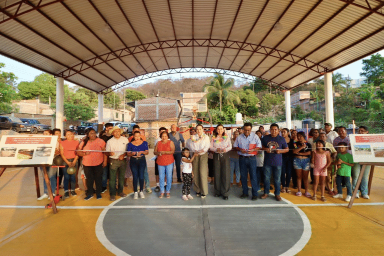 Valeria Rosales entrega parque infantil y domo en Villaflores para fomentar la convivencia y el deporte