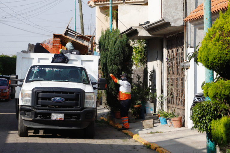 Vecinos y autoridades mejoran espacios públicos en faena comunitaria en San Pedro Cholula