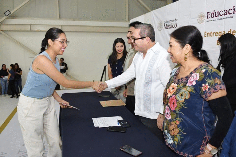 Estudiantes de la UNACH reciben beca Jóvenes Escribiendo el Futuro