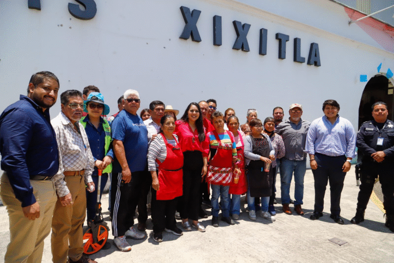 Tonantzin Fernández escucha a comerciantes del Tianguis de Xixitla e impulsa nuevos proyectos