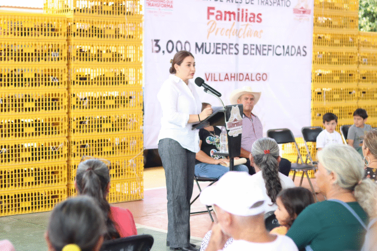 Valeria Rosales entrega apoyos a mujeres del campo en Villaflores