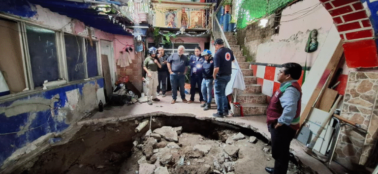Gobierno capitalino atiende a familias desalojadas por socavón en vivienda multifamiliar de Miguel Hidalgo