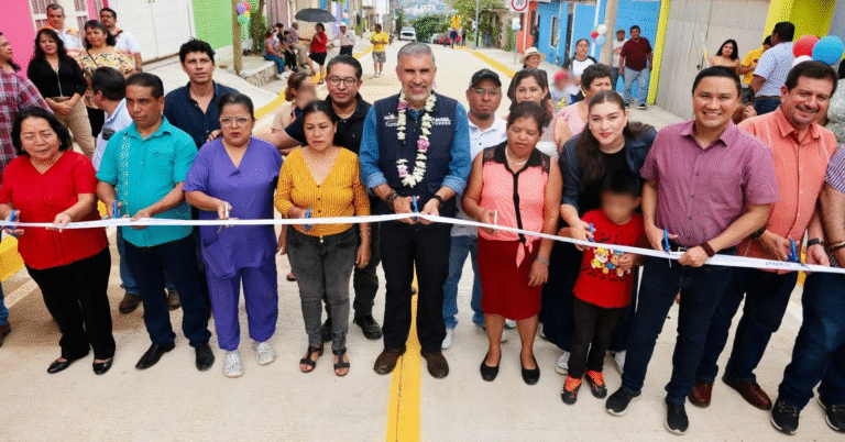 Encabeza Ángel Torres inauguración de una calle más en Loma Bonita