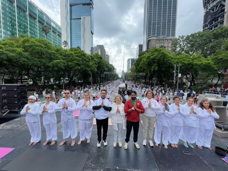 Más de cuatro mil personas se suman a la clase masiva de Yoga por la Paz en la Ciudad de México