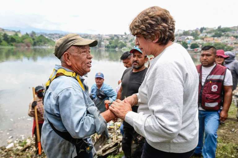 Delfina Gómez intensifica desazolve y entrega de apoyos por lluvias en el Estado de México