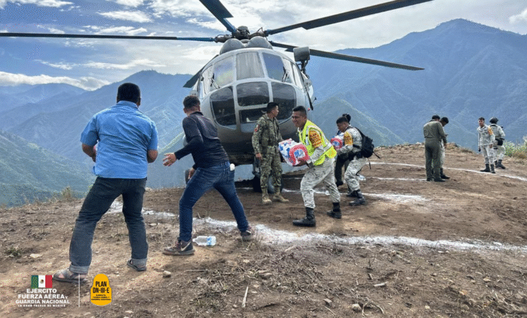 Sedena y Guardia Nacional continúan apoyando a comunidades de Oaxaca tras el paso del huracán Erick