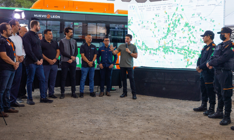 Samuel García arranca operaciones de la Ruta 172 Cometas con 30 nuevos camiones en Nuevo León