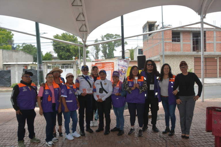 Brigada Violeta recorre la Plaza de la Paz en Tláhuac para brindar orientación y apoyo a mujeres