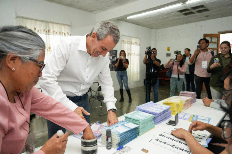 Pepe Chedraui ejerce su voto en histórica elección del Poder Judicial