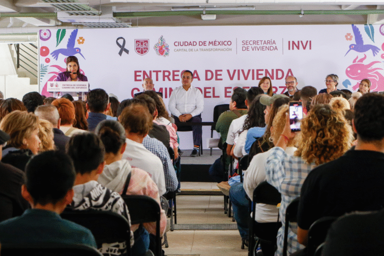 Clara Brugada entrega 82 viviendas en GAM y llama a agilizar trámites para el acceso a una vida digna