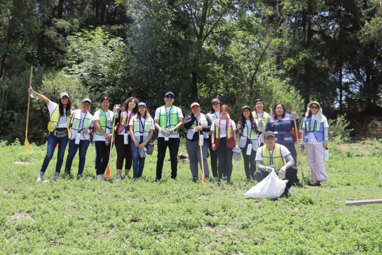 Realizan jornada de limpieza en la ribera del Lago de Guadalupe con apoyo de voluntarios y sector privado