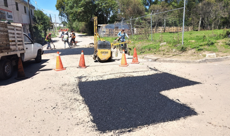 Mejoran vialidades en Santa Bárbara Almoloya con labores de bacheo en puntos clave