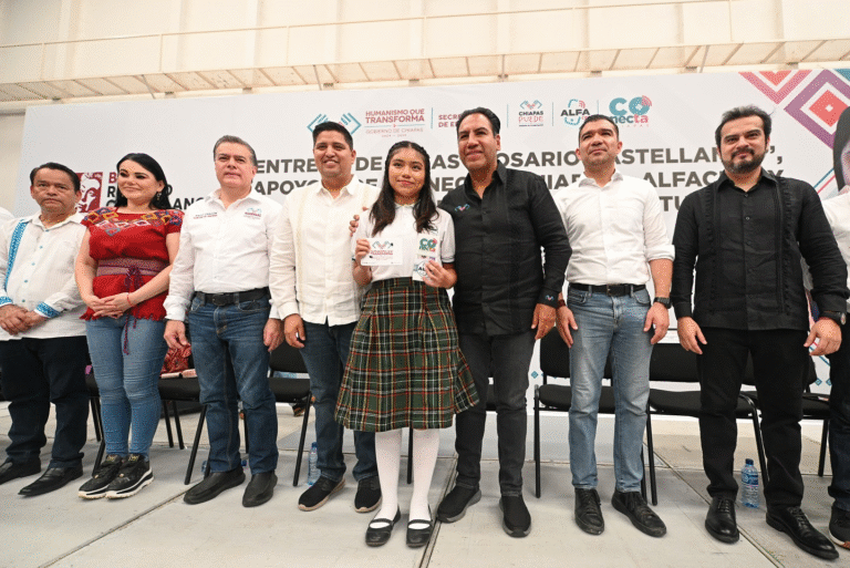 Eduardo Ramírez impulsa la alfabetización y entrega becas en Palenque
