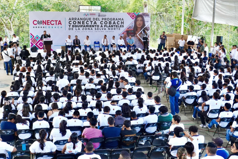 Eduardo Ramírez lleva conectividad a jóvenes del Cobach en Yajalón