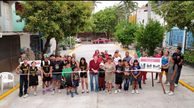 Valeria Rosales inaugura calle pavimentada en fraccionamiento Las Flores 1 de Villaflores