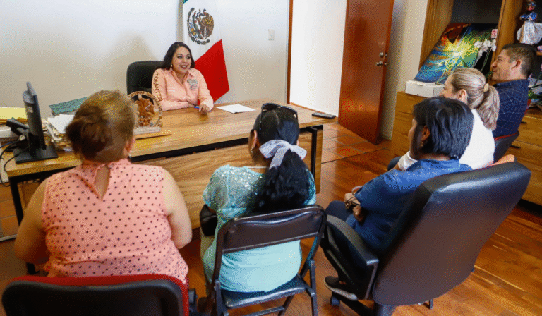 Tonantzin Fernández entrega apoyo a floricultores para preservar tradiciones locales