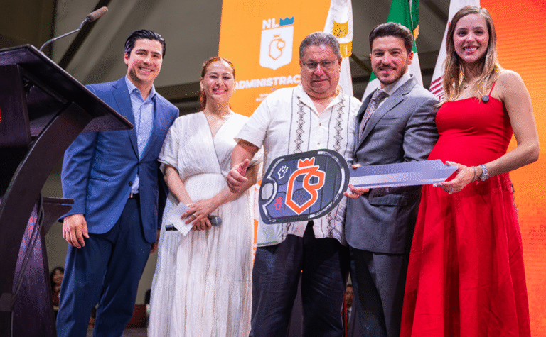 Samuel y Mariana celebran a padres servidores públicos de Nuevo León