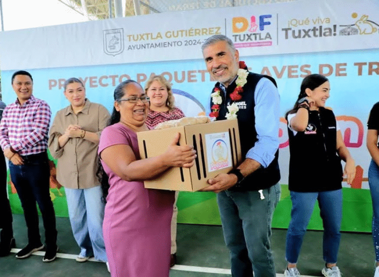 Beneficiamos con más aves de traspatio a mujeres tuxtlecas: Ángel Torres