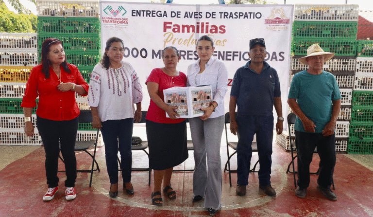 Valeria Rosales impulsa la economía familiar con entrega de aves a mujeres rurales en Villaflores