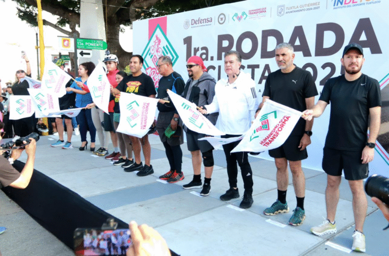 Ángel Torres acompaña a Eduardo Ramírez en la 1.ª Rodada Ciclista 2025 en Tuxtla
