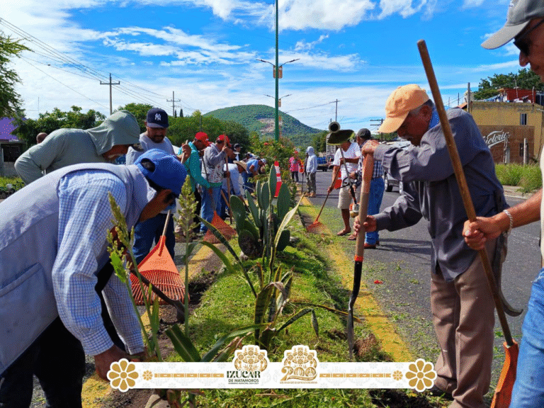 Eliseo Morales encabeza faena comunitaria en San Juan Raboso para mejorar tramo carretero a Oaxaca