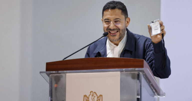 Martí Batres entrega constancias de finiquito de vivienda y credenciales permanentes a derechohabientes del ISSSTE en Hidalgo