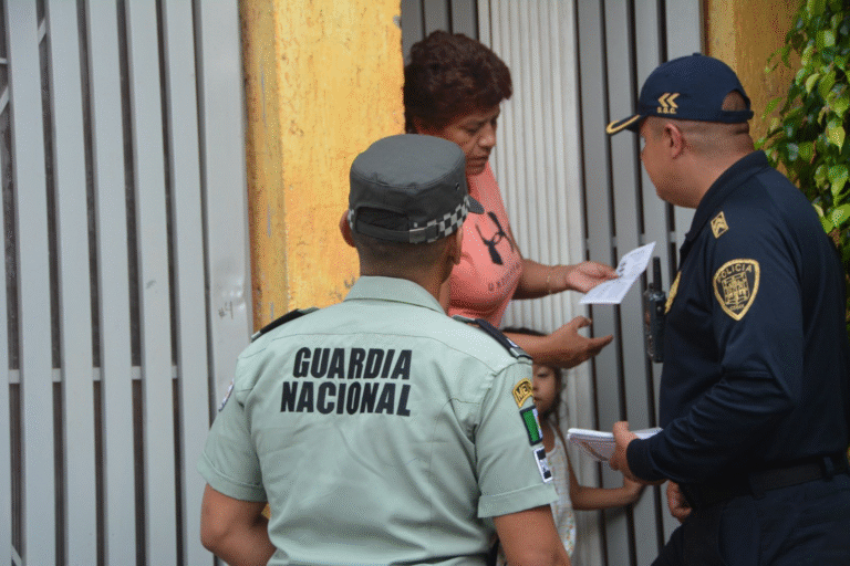 Refuerzan en Tláhuac la difusión de números de emergencia con brigadas casa por casa