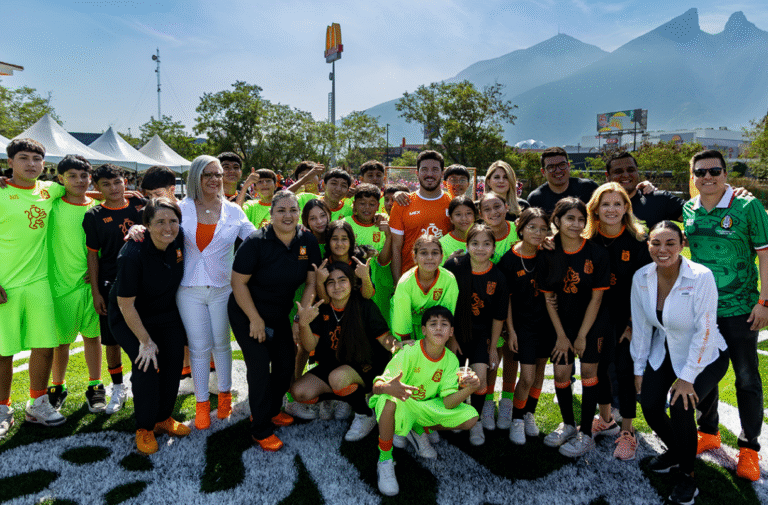 Lanza Samuel García el Mundialito Escolar 2025 y anuncia 300 nuevas canchas deportivas en Nuevo León