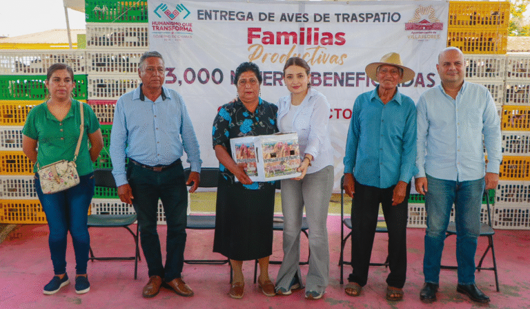 Valeria Rosales impulsa economía familiar con entrega de aves de traspatio en Guadalupe Victoria