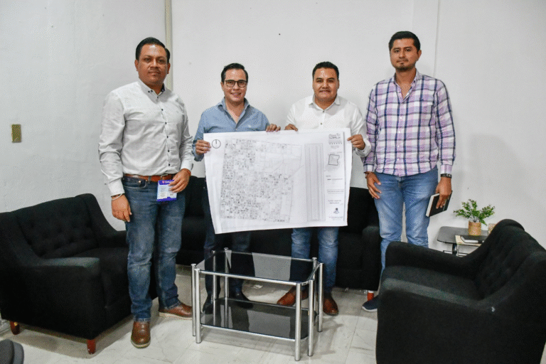 Jorge Acero da seguimiento al proceso de escrituración del fundo legal en Berriozábal