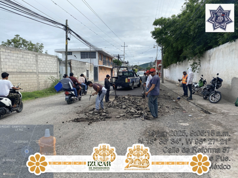 Gobierno de Izúcar mejora vialidades con trabajos de bacheo en Santiago Mihuacán