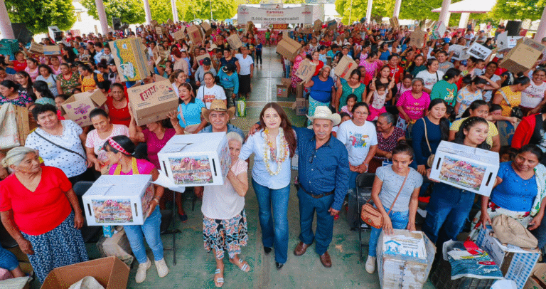 Valeria Rosales entrega 6 mil aves de traspatio a mujeres rurales de Villaflores