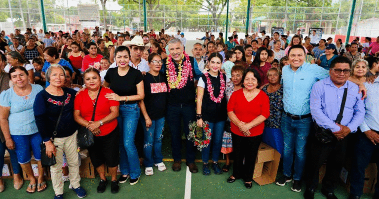 Ángel Torres; impulsa economía familiar con entrega de aves de traspatio en San José Terán