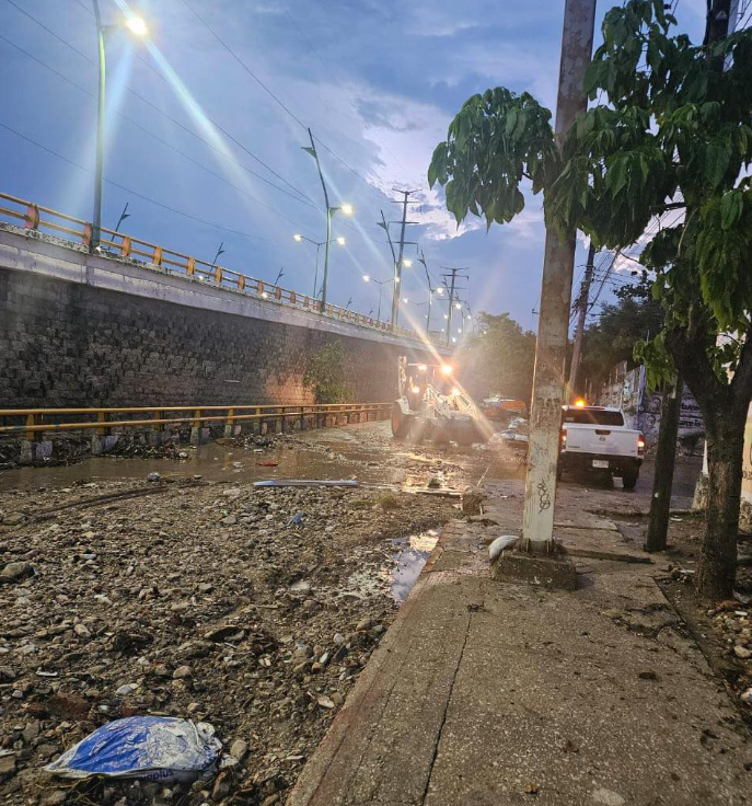 Ayuntamiento de Tuxtla Gutiérrez atiende de inmediato afectaciones por lluvias: retiran árboles caídos y material de arrastre