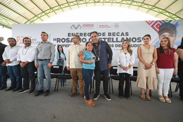 Eduardo Ramírez entrega becas y supervisa Círculos de Estudio en Las Rosas: “Nunca es tarde para aprender”