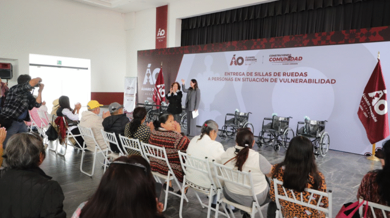 Alcaldía Álvaro Obregón entrega sillas de ruedas a personas en situación de vulnerabilidad