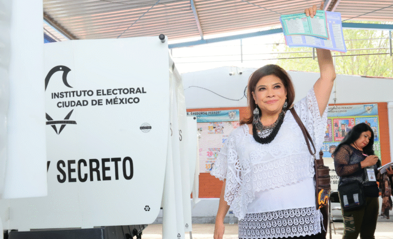 Clara Brugada emite su voto en histórica jornada por un Poder Judicial democrático
