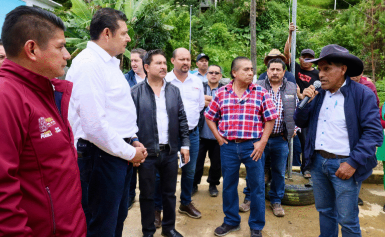 Gobierno de Puebla responde de inmediato al derrumbe en carretera de Eloxochitlán