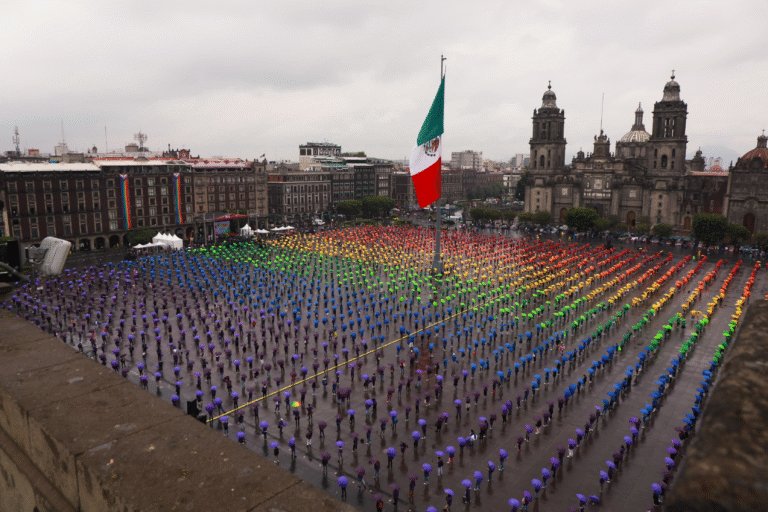 Clara Brugada encabeza la bandera monumental LGBTIQ+; es un símbolo de paz y respeto a los derecho humanos, afirmó