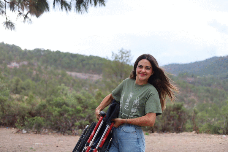 Senadora Andrea Chávez entrega sillas de ruedas en la Sierra Tarahumara