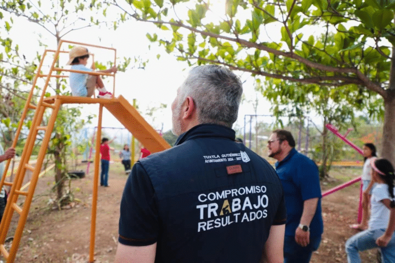 Ángel Torres mejora espacios públicos en Tuxtla con el programa “Embellece tu Parque”
