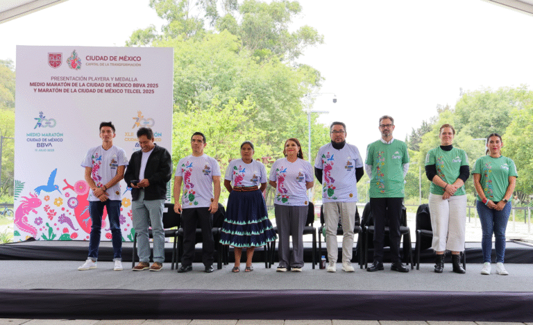 Clara Brugada presenta medallas y playeras del Maratón CDMX 2025 en honor a los 700 años de Tenochtitlan