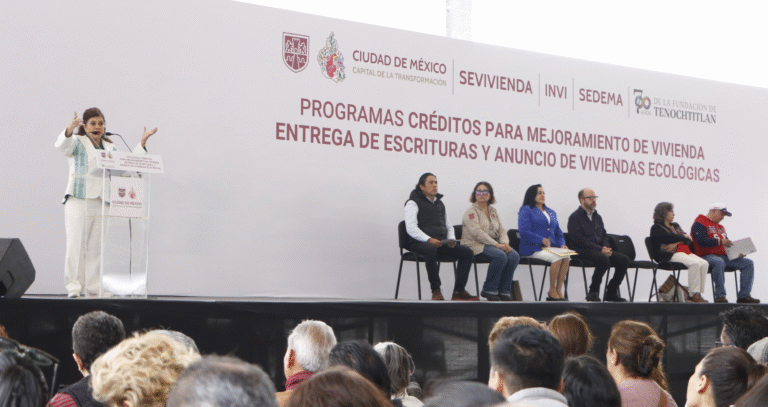 Clara Brugada entrega más de 5 mil créditos y 500 escrituras para garantizar vivienda digna en CDMX